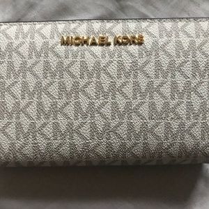 NWT MICHAEL KORS JET SET TRAVEL SLIM